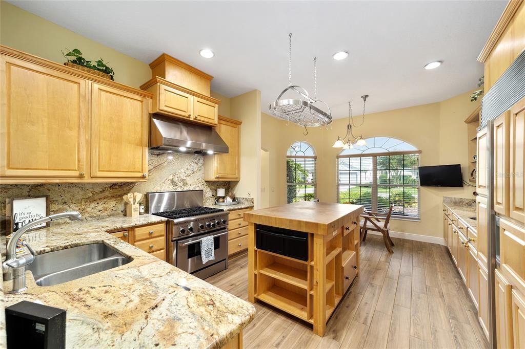 For Sale: $725,000 (3 beds, 2 baths, 2551 Square Feet)