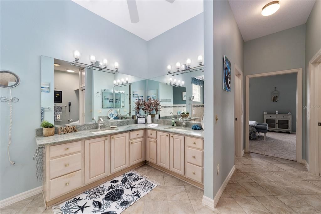 For Sale: $725,000 (3 beds, 2 baths, 2551 Square Feet)
