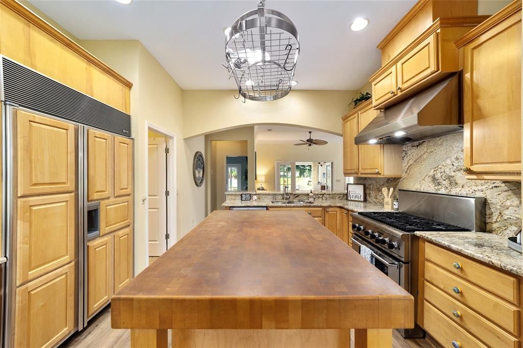 For Sale: $725,000 (3 beds, 2 baths, 2551 Square Feet)