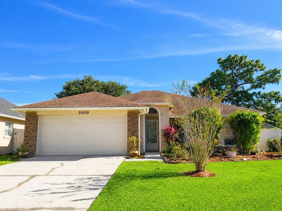 For Rent: $2,200 (3 beds, 2 baths, 1614 Square Feet)