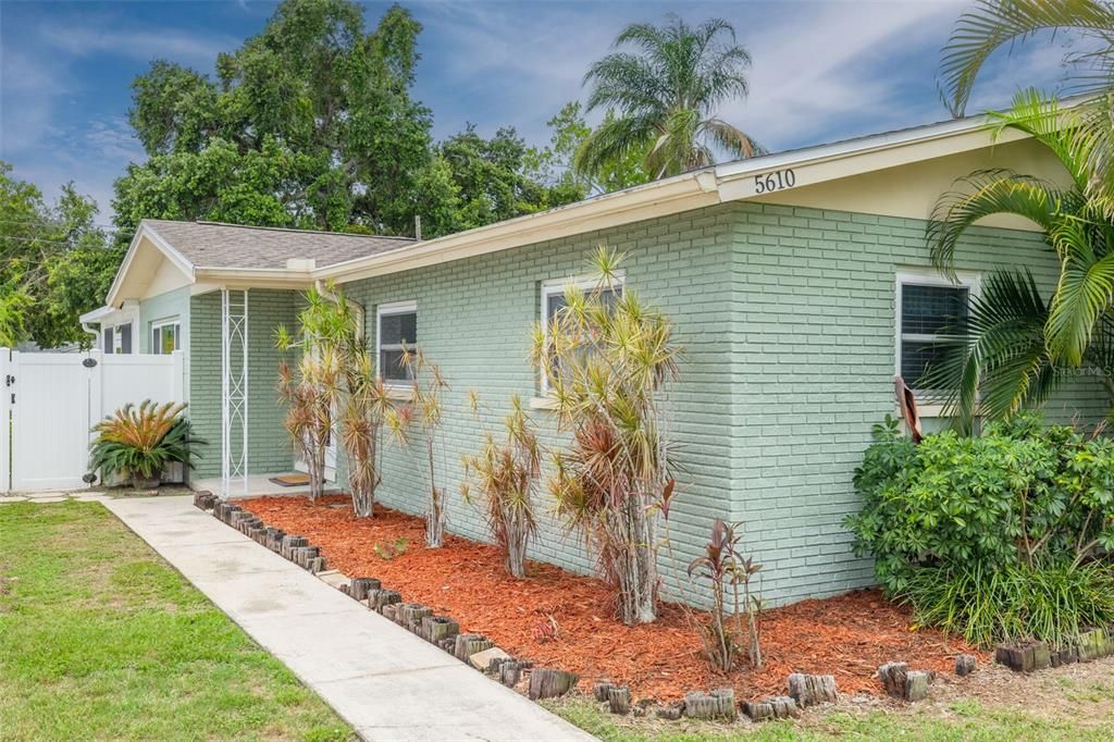 For Sale: $425,000 (3 beds, 2 baths, 1266 Square Feet)