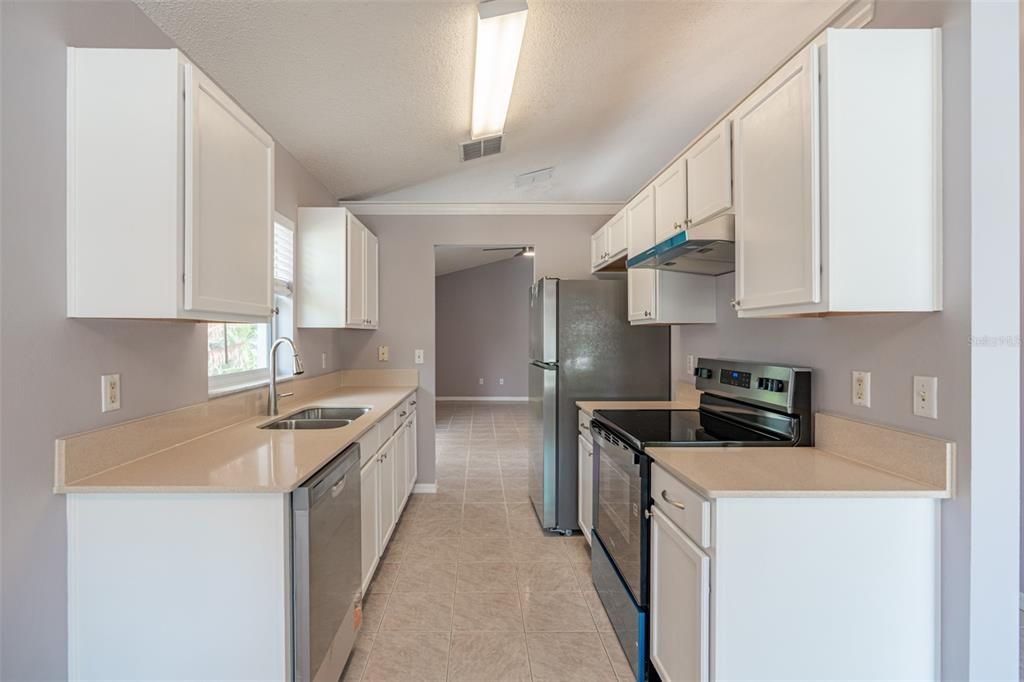 For Sale: $385,000 (3 beds, 2 baths, 1097 Square Feet)