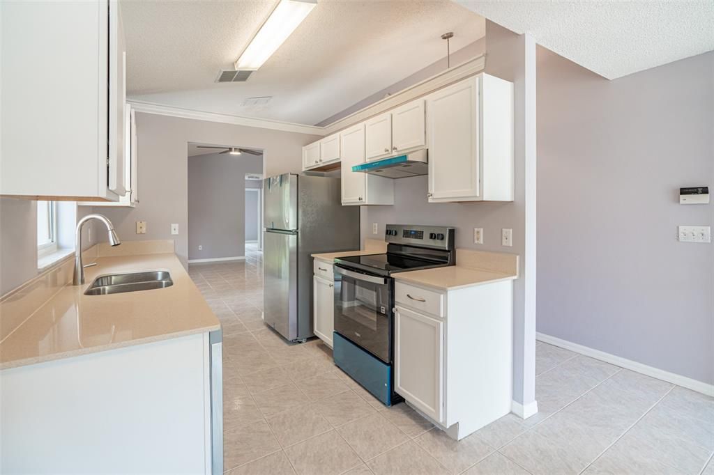 For Sale: $385,000 (3 beds, 2 baths, 1097 Square Feet)