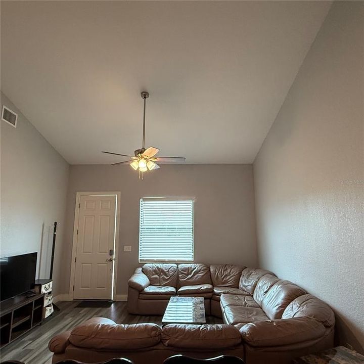 For Rent: $1,700 (2 beds, 1 baths, 1000 Square Feet)