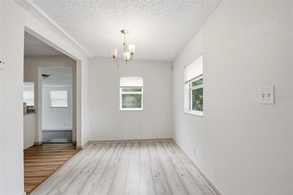 На продажу: $199,999 (3 спален, 1 ванн, 1047 Квадратных фут)