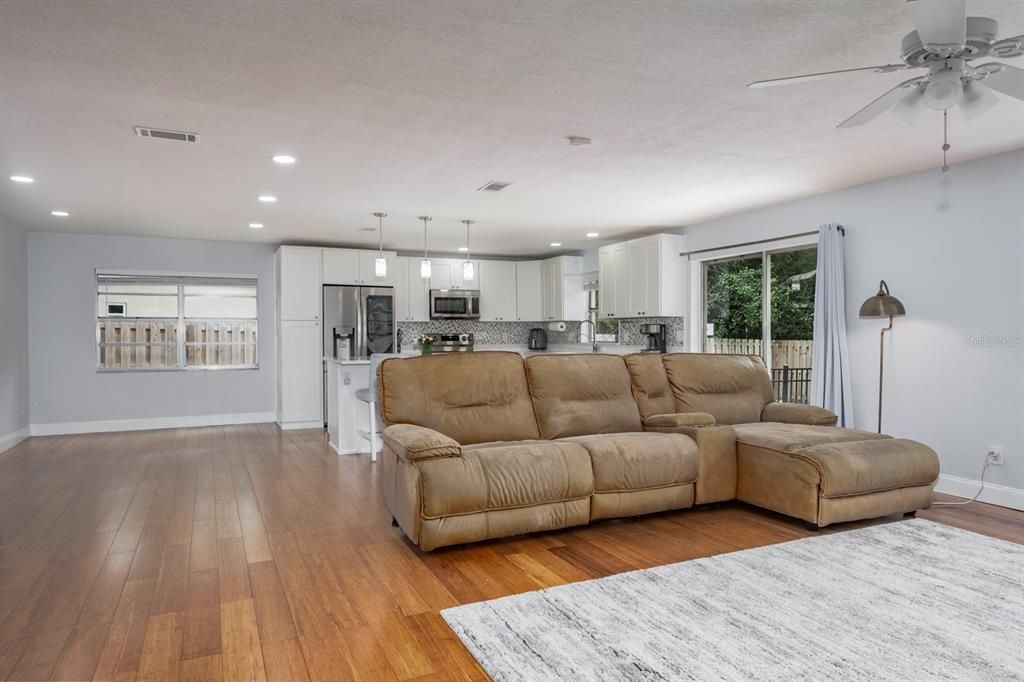 En Venta: $425,000 (3 camas, 2 baños, 1483 Pies cuadrados)