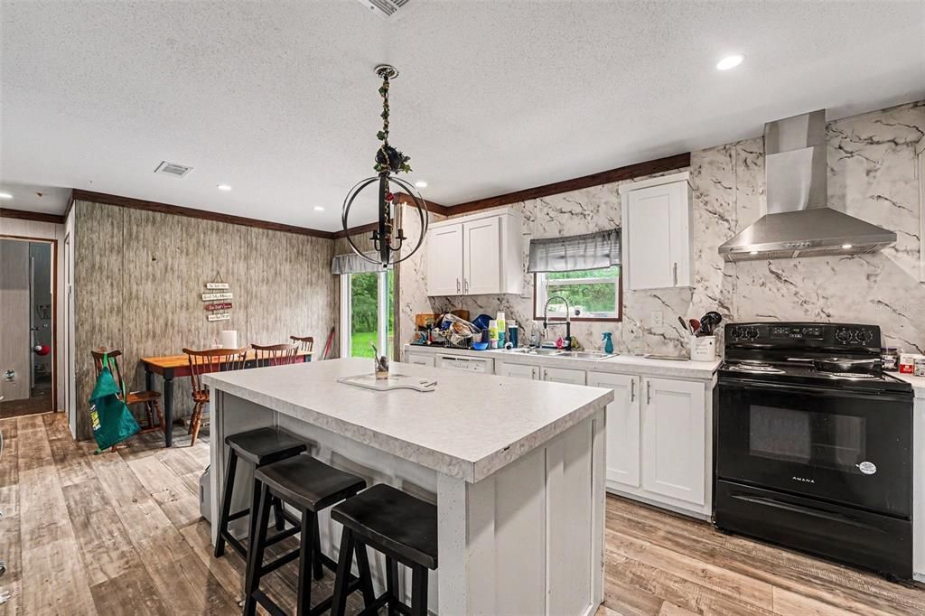 For Sale: $275,000 (3 beds, 2 baths, 1539 Square Feet)