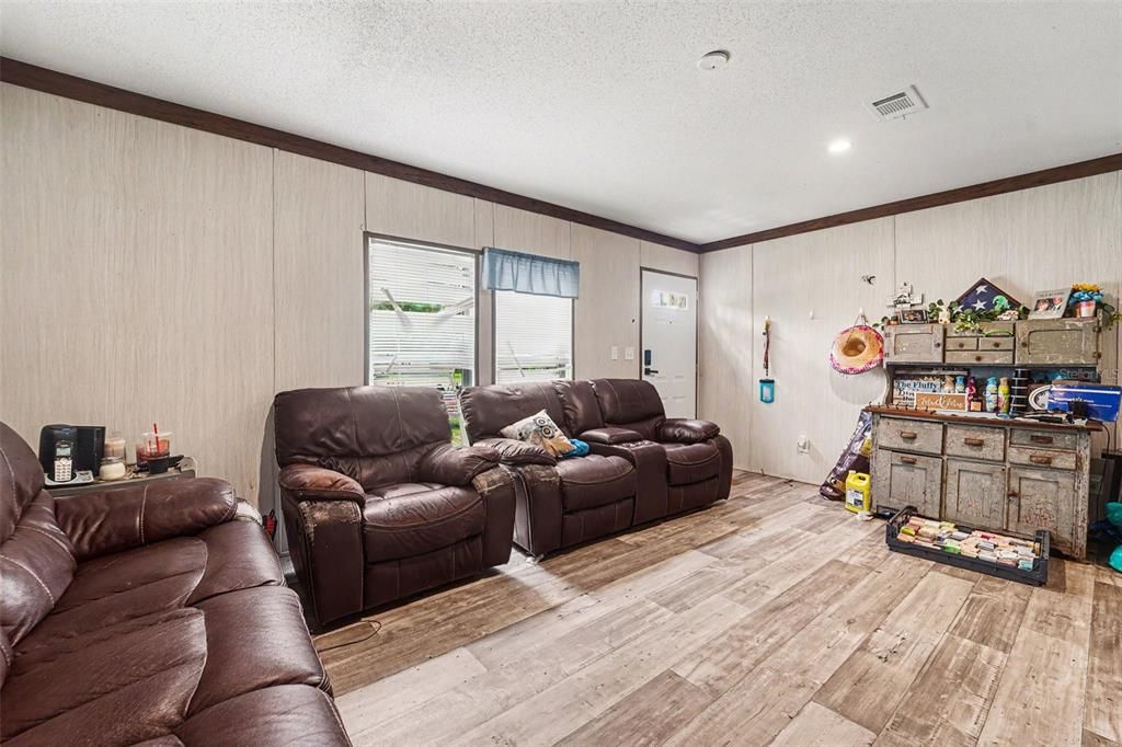 For Sale: $275,000 (3 beds, 2 baths, 1539 Square Feet)