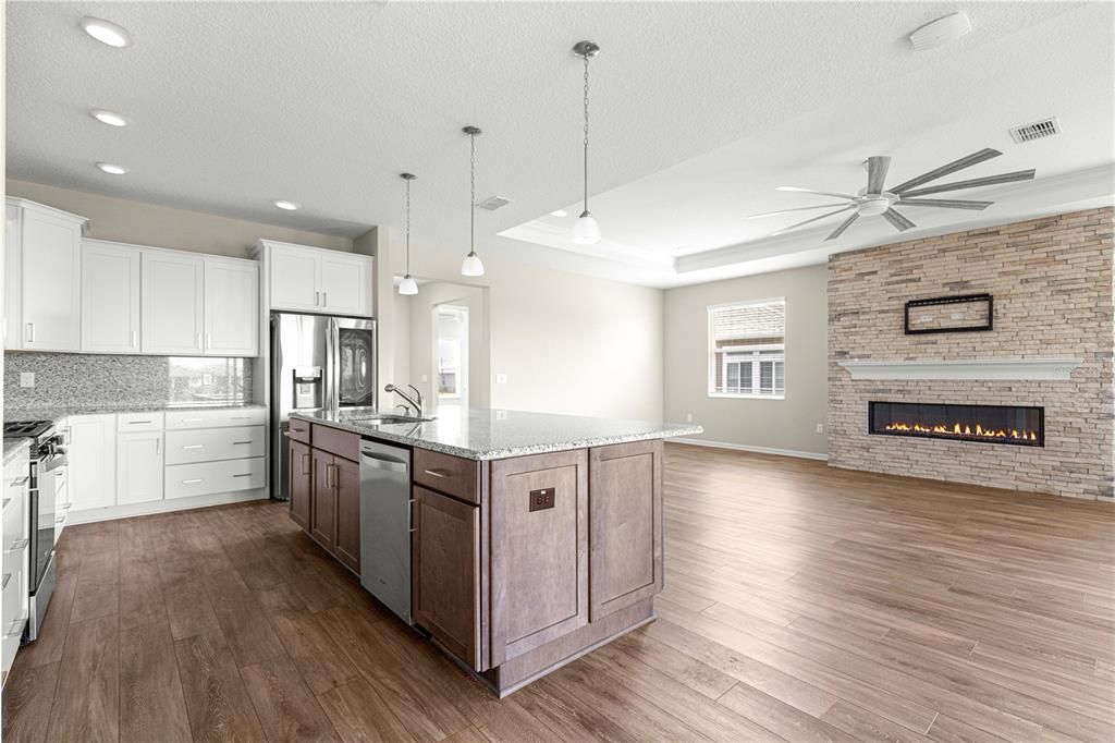 For Sale: $374,000 (2 beds, 2 baths, 1983 Square Feet)
