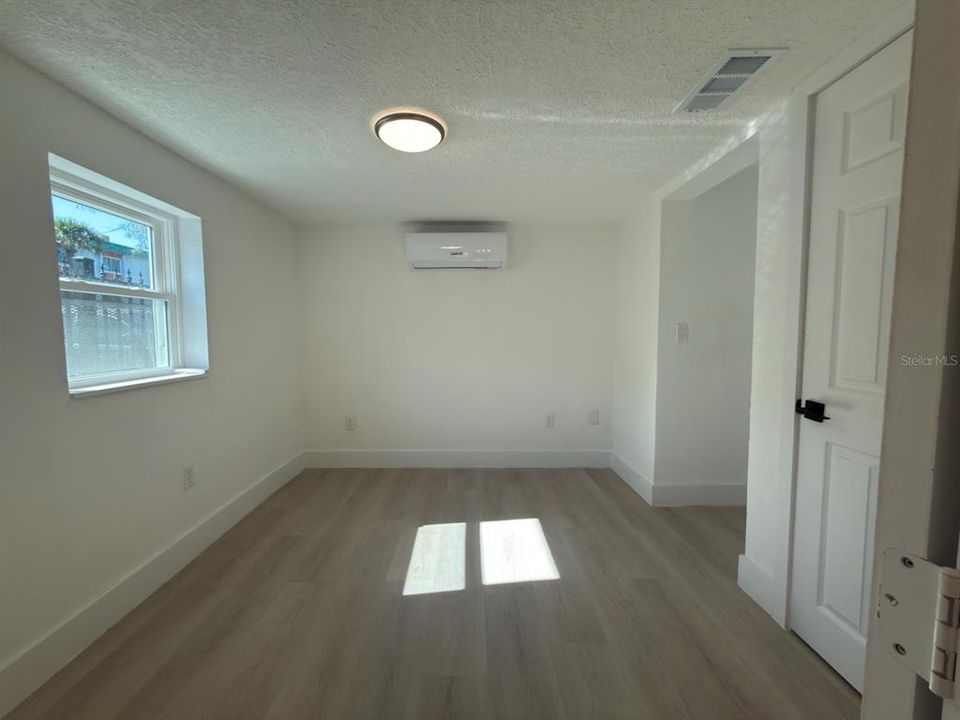 For Rent: $1,350 (1 beds, 1 baths, 304 Square Feet)
