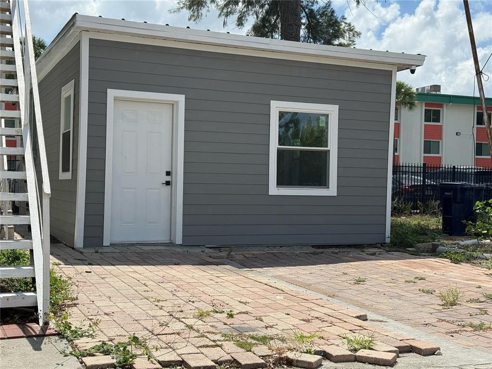 For Rent: $1,350 (1 beds, 1 baths, 304 Square Feet)