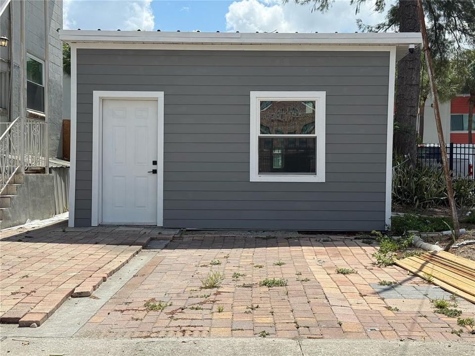 For Rent: $1,350 (1 beds, 1 baths, 304 Square Feet)