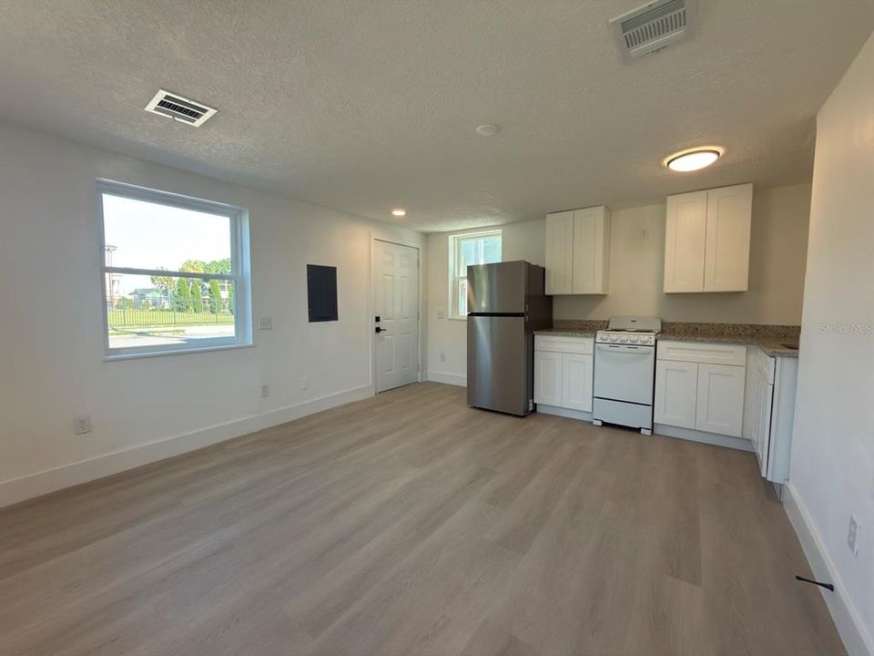 For Rent: $1,350 (1 beds, 1 baths, 304 Square Feet)