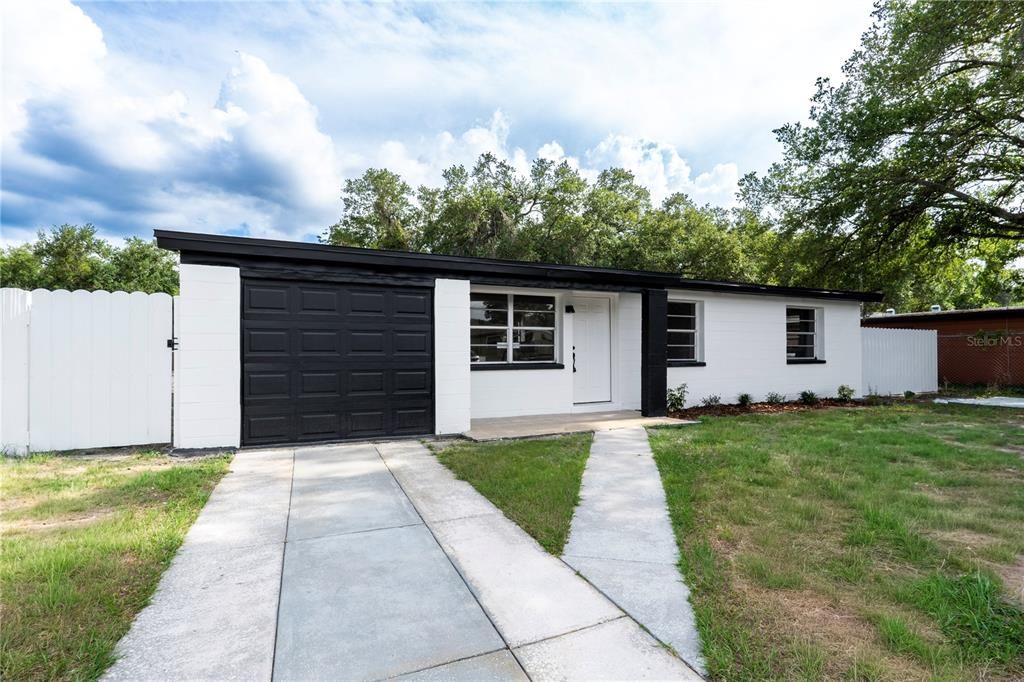 For Sale: $329,000 (3 beds, 2 baths, 1084 Square Feet)
