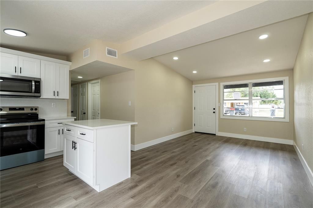 For Sale: $329,000 (3 beds, 2 baths, 1084 Square Feet)