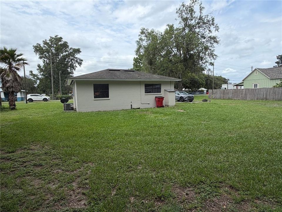 For Sale: $299,900 (2 beds, 1 baths, 768 Square Feet)