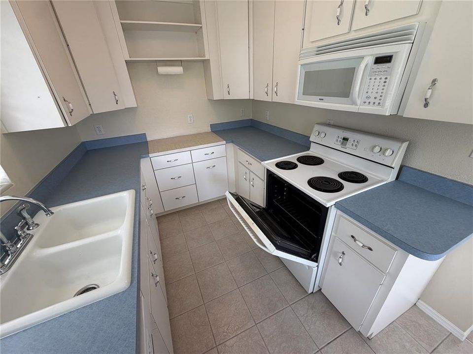 For Sale: $299,900 (2 beds, 1 baths, 768 Square Feet)