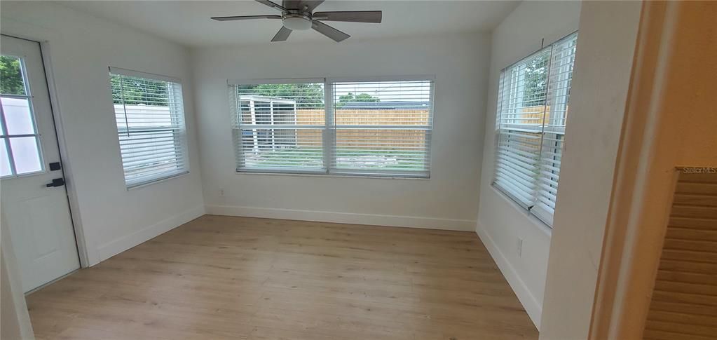 For Sale: $252,900 (2 beds, 1 baths, 1286 Square Feet)