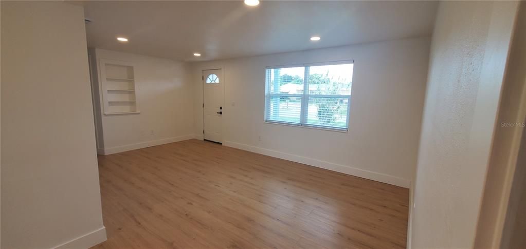 For Sale: $252,900 (2 beds, 1 baths, 1286 Square Feet)