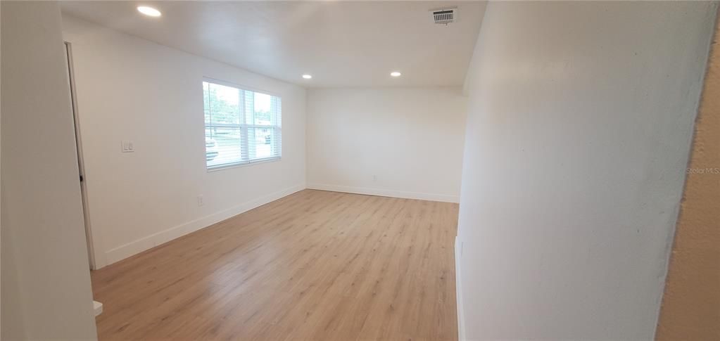For Sale: $252,900 (2 beds, 1 baths, 1286 Square Feet)