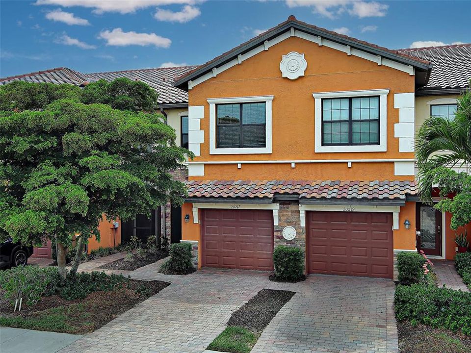 For Sale: $309,000 (3 beds, 2 baths, 1949 Square Feet)