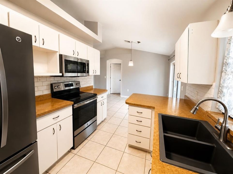 For Sale: $235,000 (3 beds, 2 baths, 1112 Square Feet)