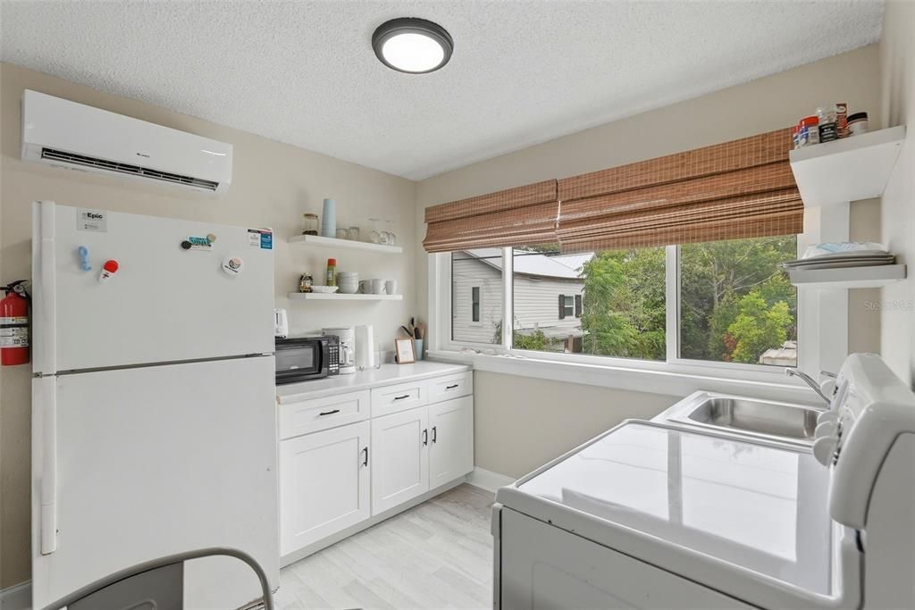 Active With Contract: $712,500 (4 beds, 3 baths, 1595 Square Feet)