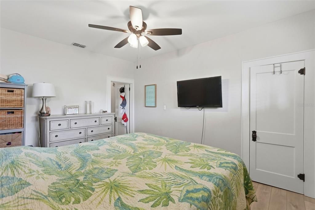 Active With Contract: $712,500 (4 beds, 3 baths, 1595 Square Feet)