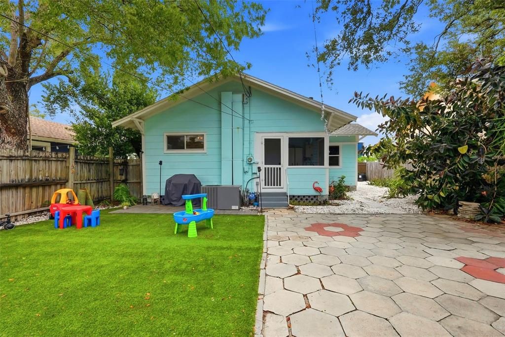 Active With Contract: $712,500 (4 beds, 3 baths, 1595 Square Feet)