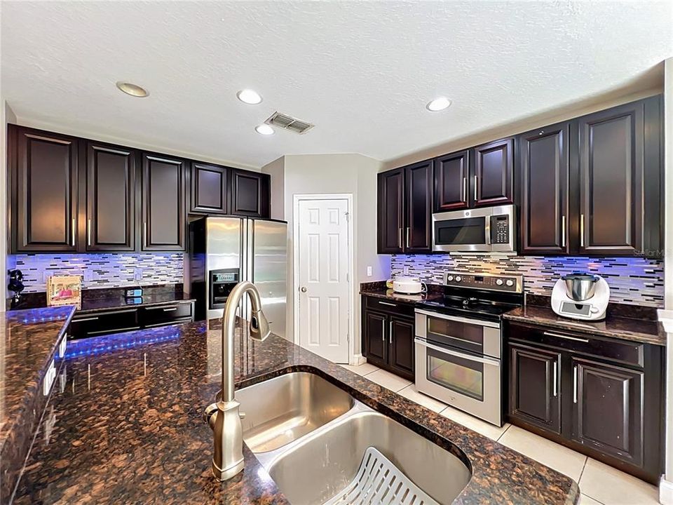 For Sale: $675,000 (5 beds, 3 baths, 3077 Square Feet)