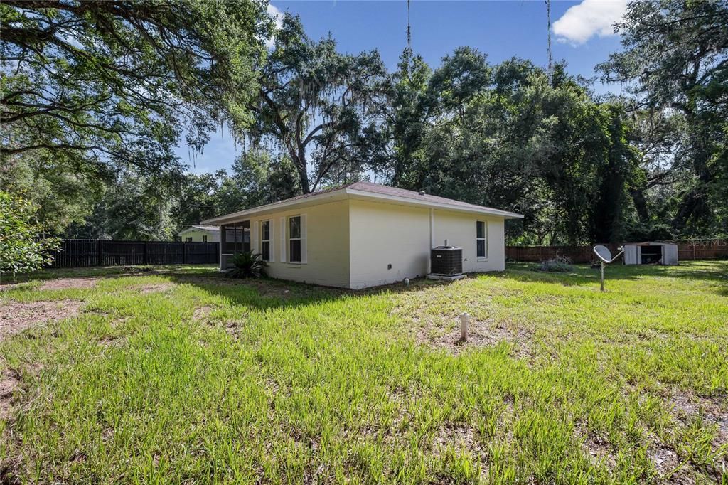 For Sale: $179,900 (2 beds, 1 baths, 882 Square Feet)