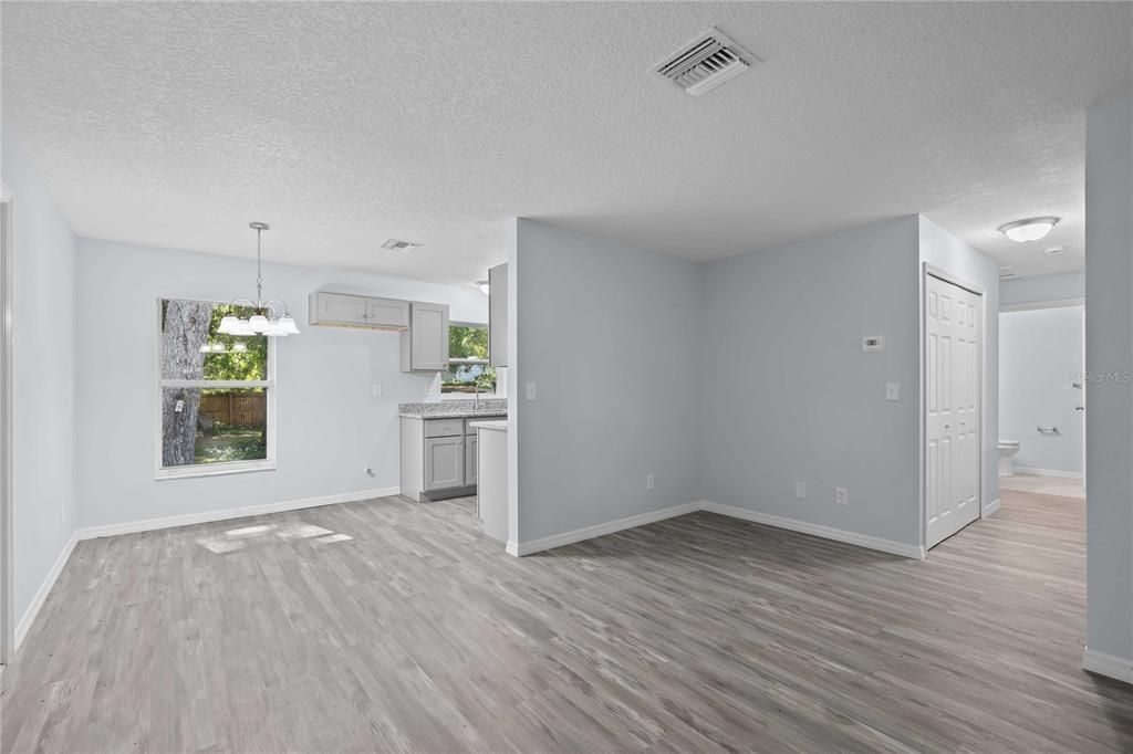 For Sale: $179,900 (2 beds, 1 baths, 882 Square Feet)