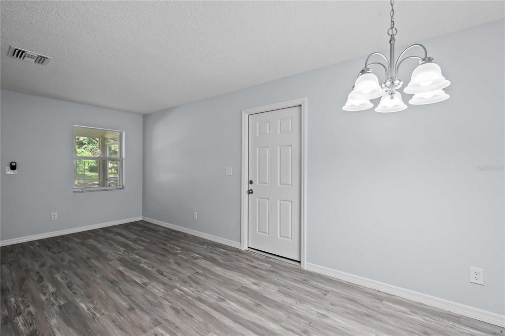For Sale: $179,900 (2 beds, 1 baths, 882 Square Feet)