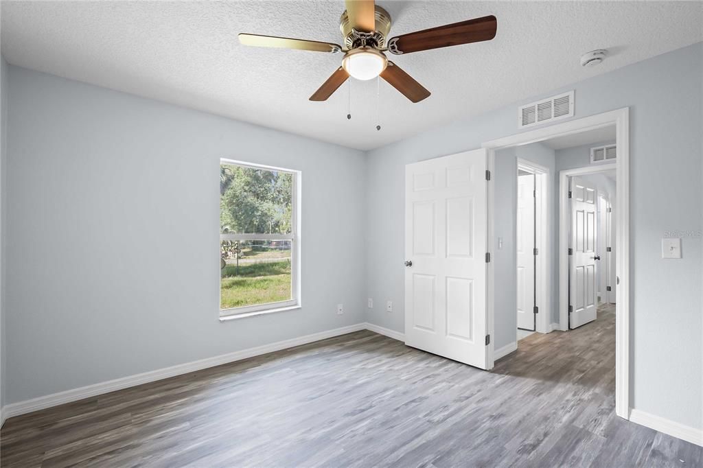 For Sale: $179,900 (2 beds, 1 baths, 882 Square Feet)