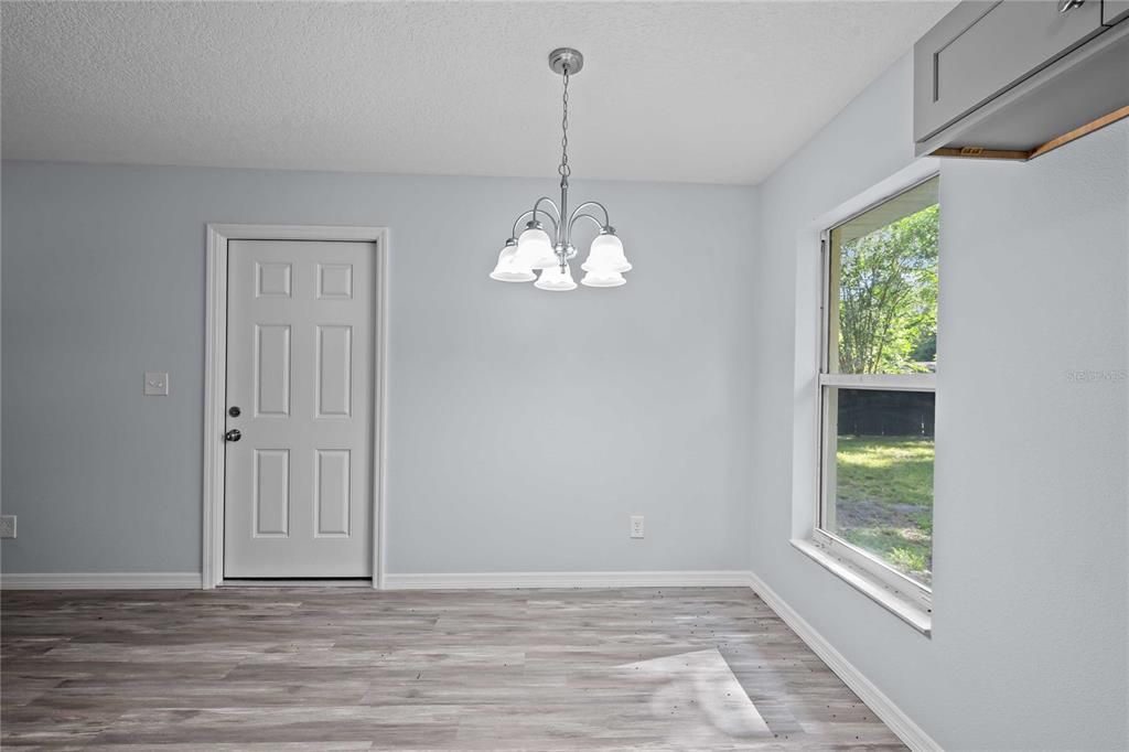 For Sale: $179,900 (2 beds, 1 baths, 882 Square Feet)