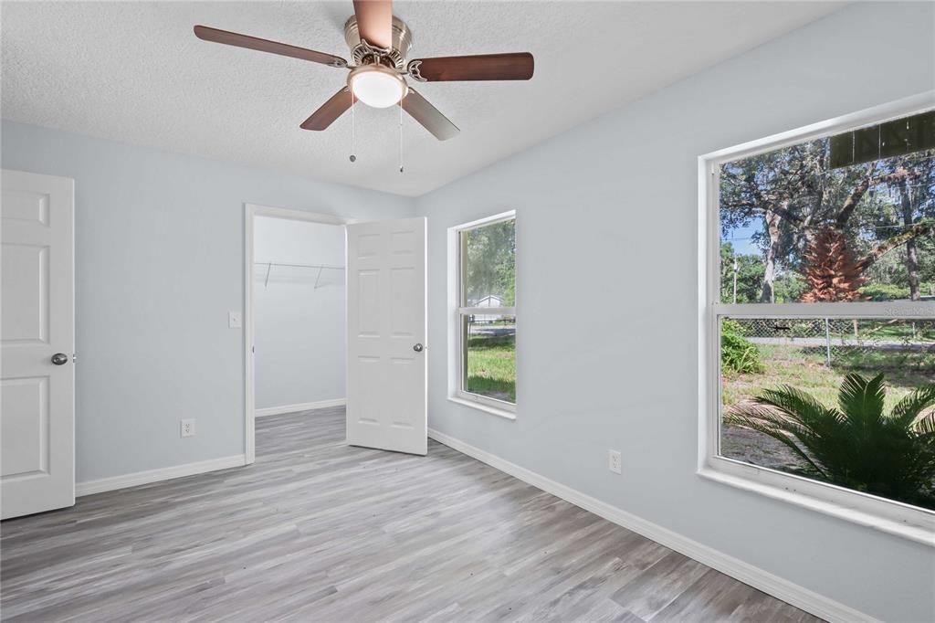 For Sale: $179,900 (2 beds, 1 baths, 882 Square Feet)
