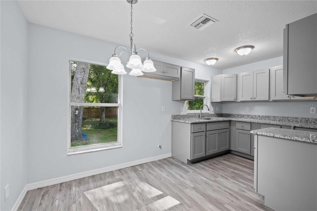 For Sale: $179,900 (2 beds, 1 baths, 882 Square Feet)