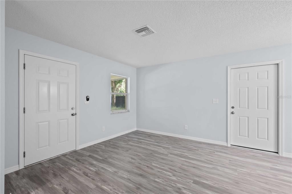 For Sale: $179,900 (2 beds, 1 baths, 882 Square Feet)