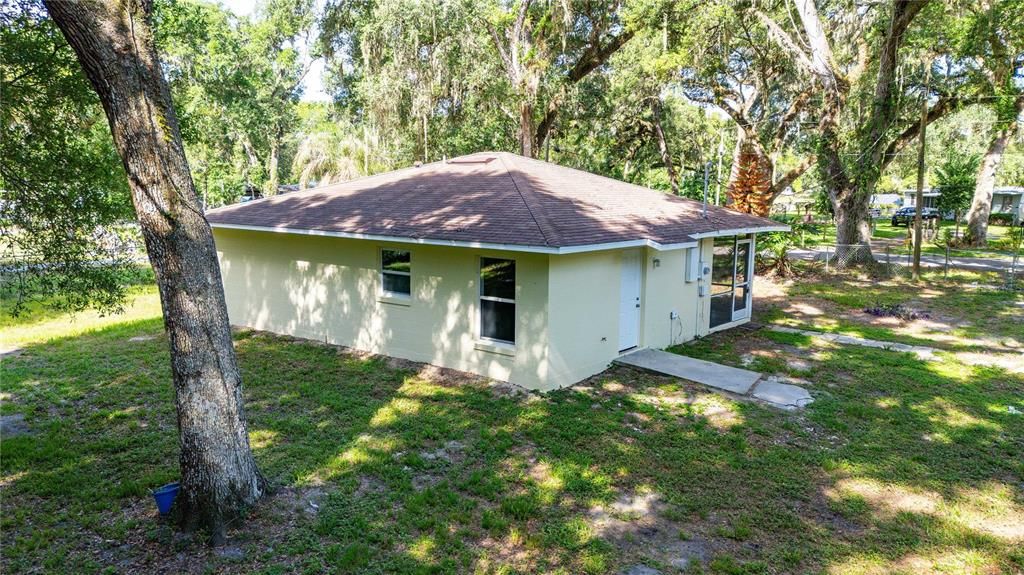 For Sale: $179,900 (2 beds, 1 baths, 882 Square Feet)