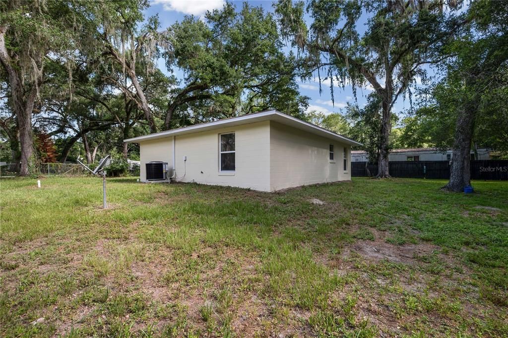 For Sale: $179,900 (2 beds, 1 baths, 882 Square Feet)