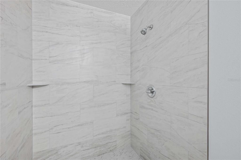 For Sale: $179,900 (2 beds, 1 baths, 882 Square Feet)