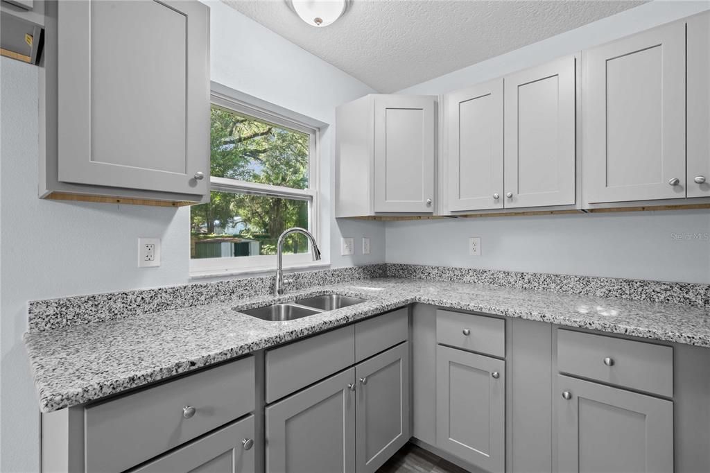 For Sale: $179,900 (2 beds, 1 baths, 882 Square Feet)