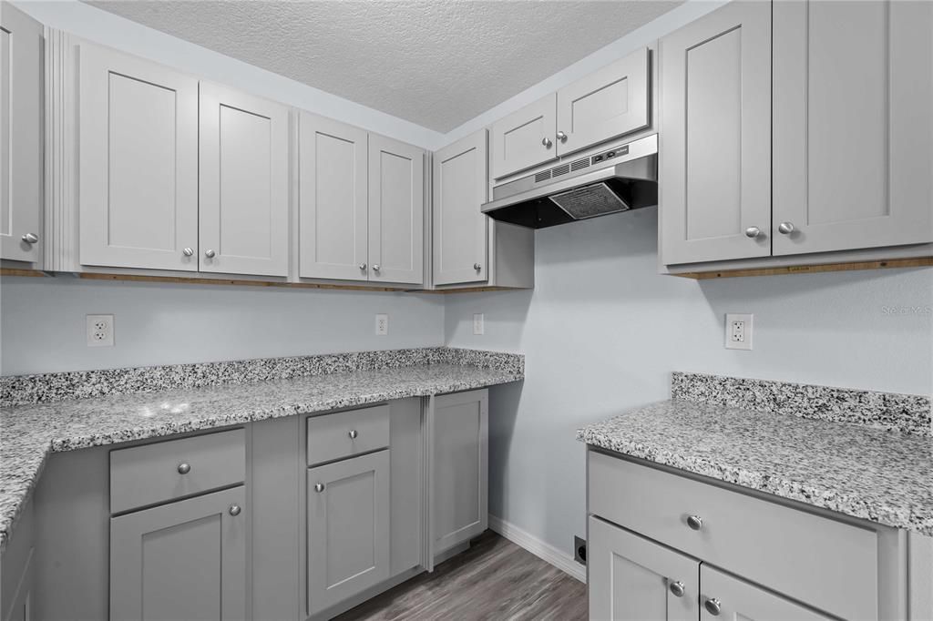 For Sale: $179,900 (2 beds, 1 baths, 882 Square Feet)
