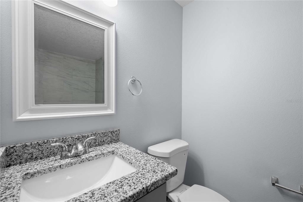 For Sale: $179,900 (2 beds, 1 baths, 882 Square Feet)