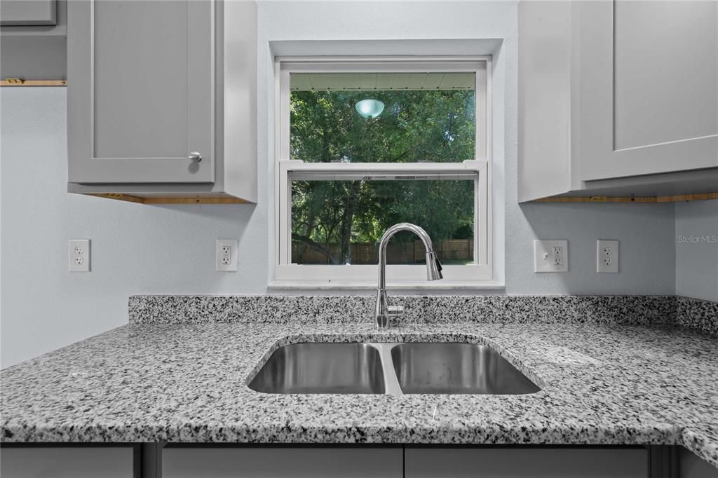 For Sale: $179,900 (2 beds, 1 baths, 882 Square Feet)