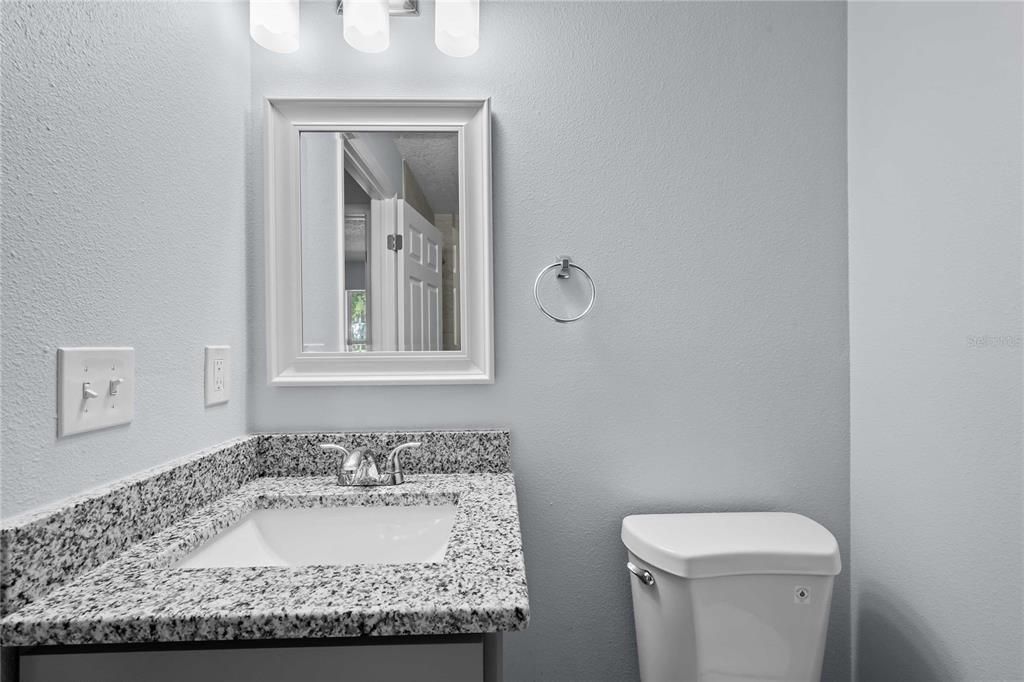 For Sale: $179,900 (2 beds, 1 baths, 882 Square Feet)