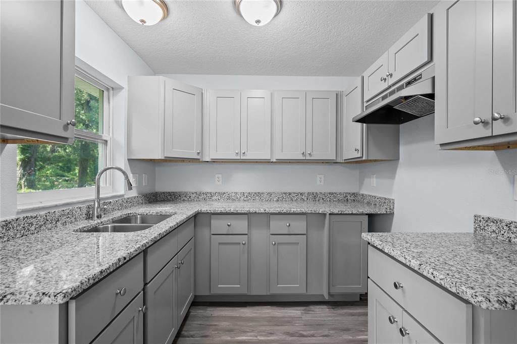 For Sale: $179,900 (2 beds, 1 baths, 882 Square Feet)