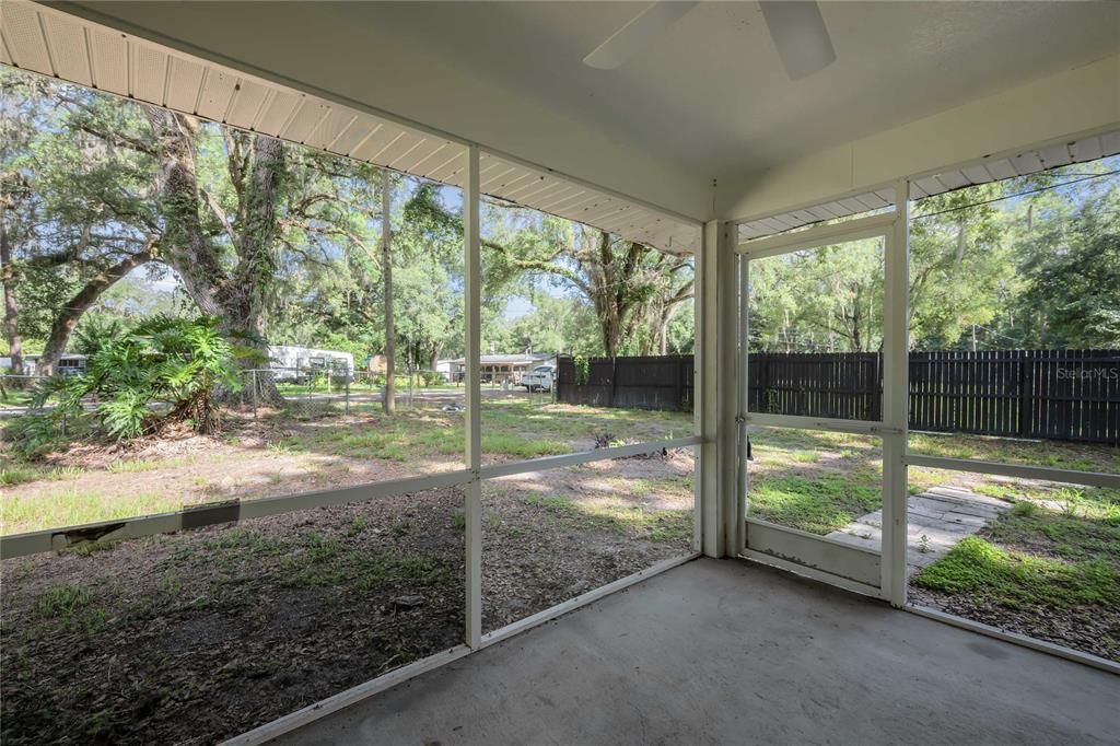 For Sale: $179,900 (2 beds, 1 baths, 882 Square Feet)