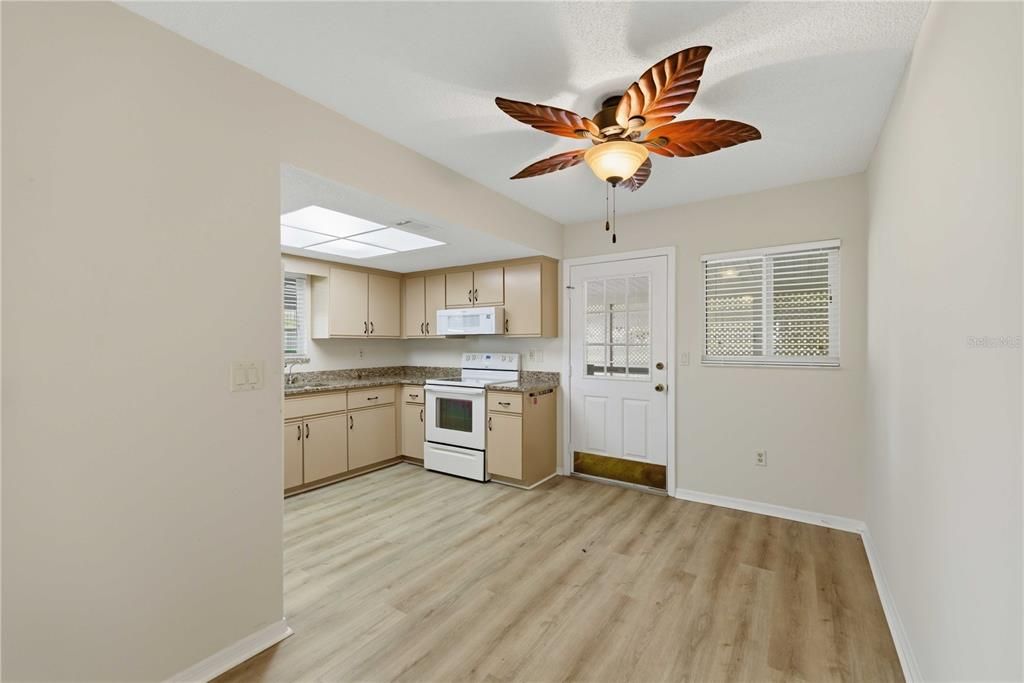 For Sale: $154,900 (2 beds, 2 baths, 960 Square Feet)