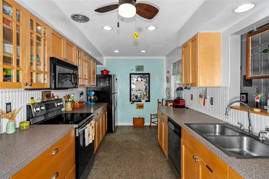 For Sale: $549,900 (3 beds, 1 baths, 1690 Square Feet)